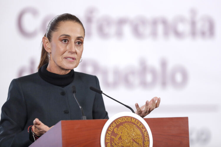 La presidenta de México, Claudia Sheinbaum, durante su rueda de prensa diaria, en el Palacio Nacional en Ciudad de México. Foto: Isaac Esquivel / EFE.