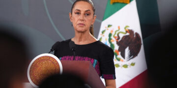 La presidenta de México, Claudia Sheinbaum, habla durante una rueda de prensa este viernes, en la ciudad de Acapulco (México). Foto: David Guzmán/EFE.