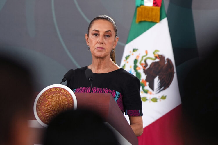 La presidenta de México, Claudia Sheinbaum, habla durante una rueda de prensa este viernes, en la ciudad de Acapulco (México). Foto: David Guzmán/EFE.