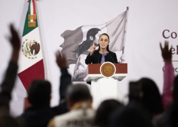 La presidenta de México, Claudia Sheinbaum, habla durante una rueda de prensa el jueves. Foto: José Méndez/EFE.