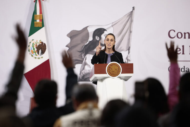 La presidenta de México, Claudia Sheinbaum, habla durante una rueda de prensa el jueves. Foto: José Méndez/EFE.