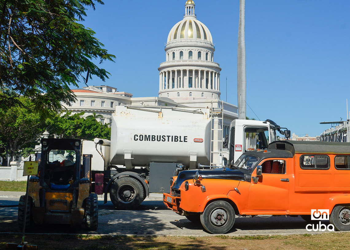 Fuel truck and other vehicles near the National Capitol. Photo: Otmaro Rodríguez.