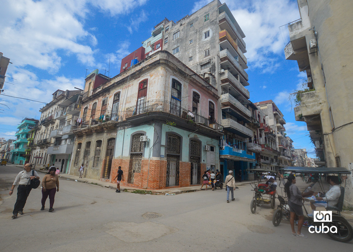 Escena cotidiana en la calle Consulado, en Centro Habana. Foto: Otmaro Rodríguez.