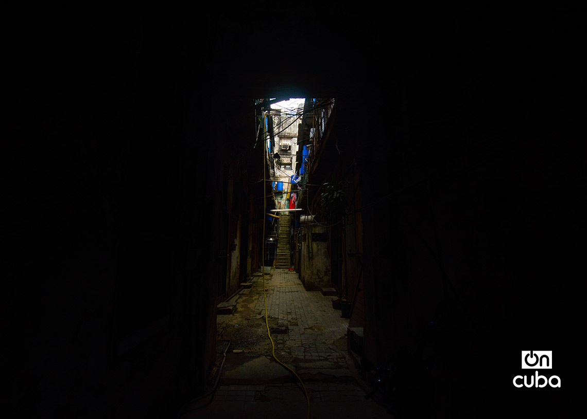 Interior de un solar en la calle Consulado, en Centro Habana. Foto: Otmaro Rodríguez.