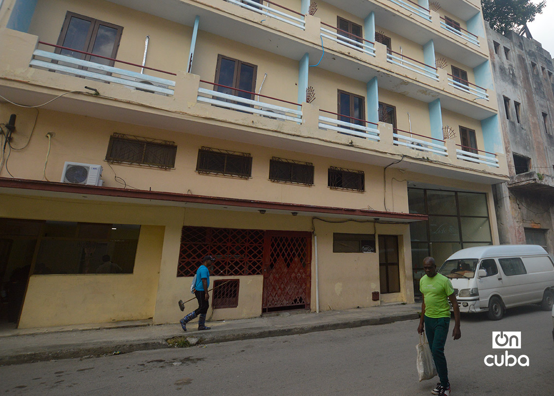 Hotel Lido, en la calle Consulado, en Centro Habana. Foto: Otmaro Rodríguez.