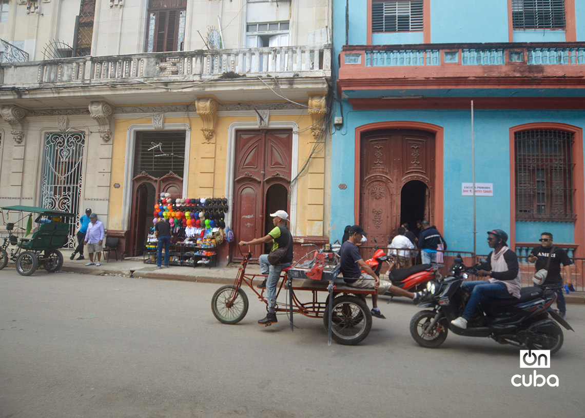 Vendedores en la calle Consulado, en Centro Habana. Foto: Otmaro Rodríguez.