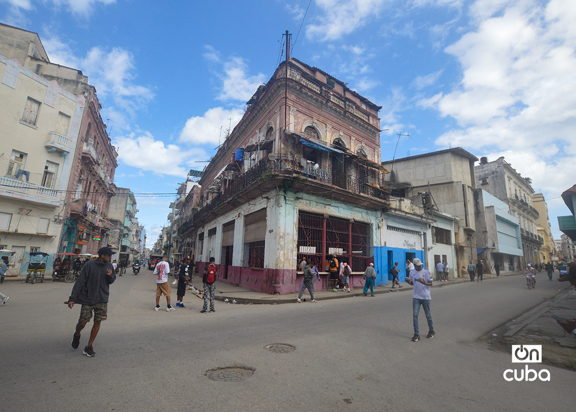 Intersección de las calles Consulado y Neptuno, en Centro Habana. Foto: Otmaro Rodríguez.