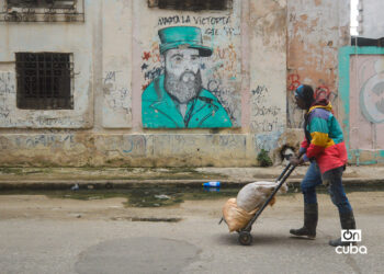 Un hombre transporta unos sacos por la calle Consulado, en Centro Habana. Foto: Otmaro Rodríguez.
