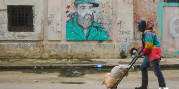 Un hombre transporta unos sacos por la calle Consulado, en Centro Habana. Foto: Otmaro Rodríguez.
