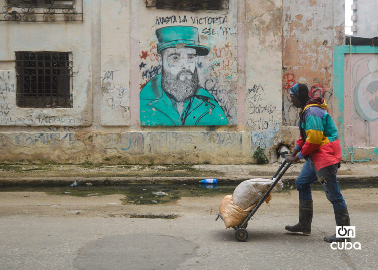 Un hombre transporta unos sacos por la calle Consulado, en Centro Habana. Foto: Otmaro Rodríguez.