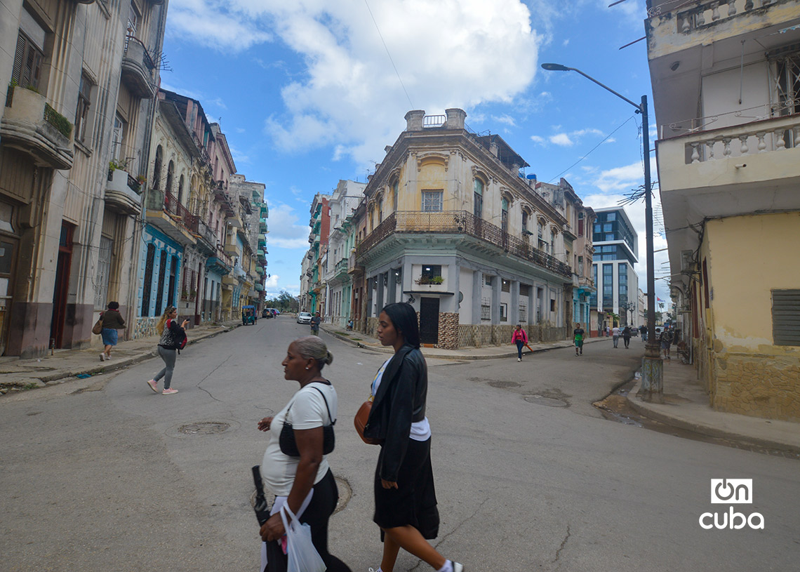 Intersección de las calles Consulado y Genios, en Centro Habana. Foto: Otmaro Rodríguez.