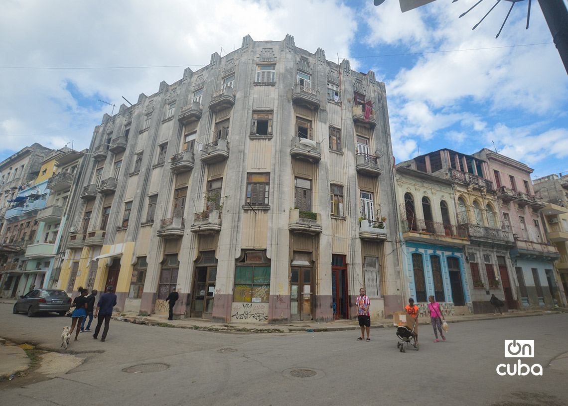 Intersección de las calles Consulado y Genios, en Centro Habana. Foto: Otmaro Rodríguez.