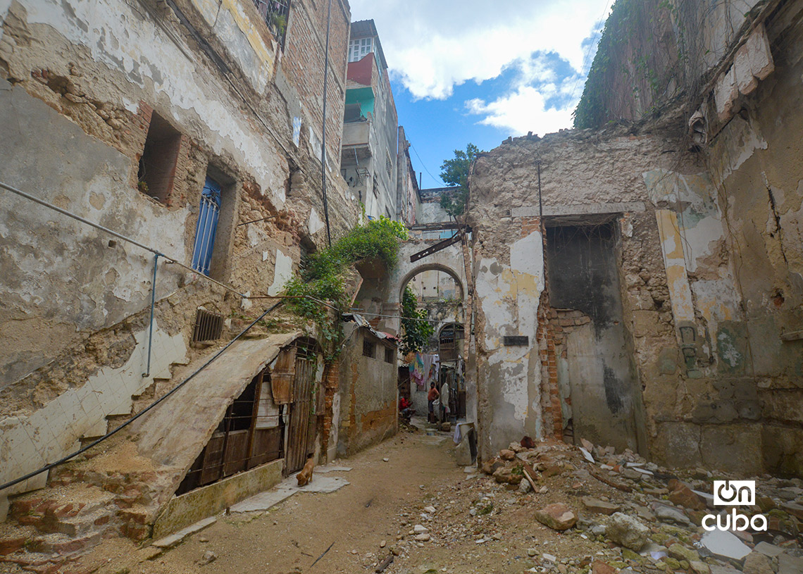 Edificio que se demolió, pero donde siguen viviendo personas, en la calle Consulado. Foto: Otmaro Rodríguez.