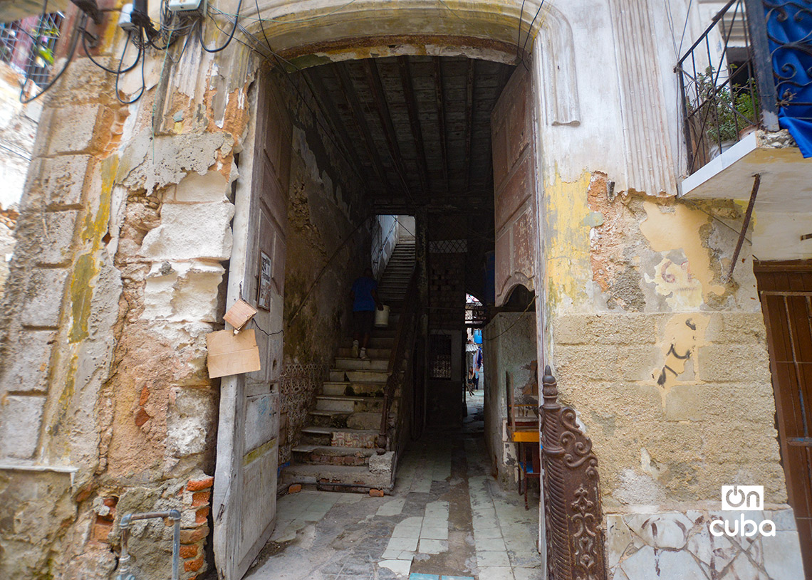 Entrada de un edificio multifamiliar en mal estado,  en la calle Consulado, en Centro Habana. Foto: Otmaro Rodríguez.