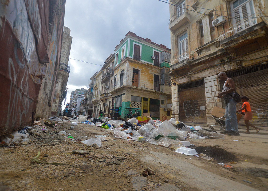 Basurero en la intersección de las calles Refugio y Consulado, en Centro Habana. Foto: Otmaro Rodríguez.