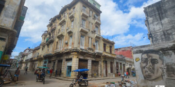 Esquina de las calles Consulado y Refugio, en Centro Habana. Foto: Otmaro Rodríguez.