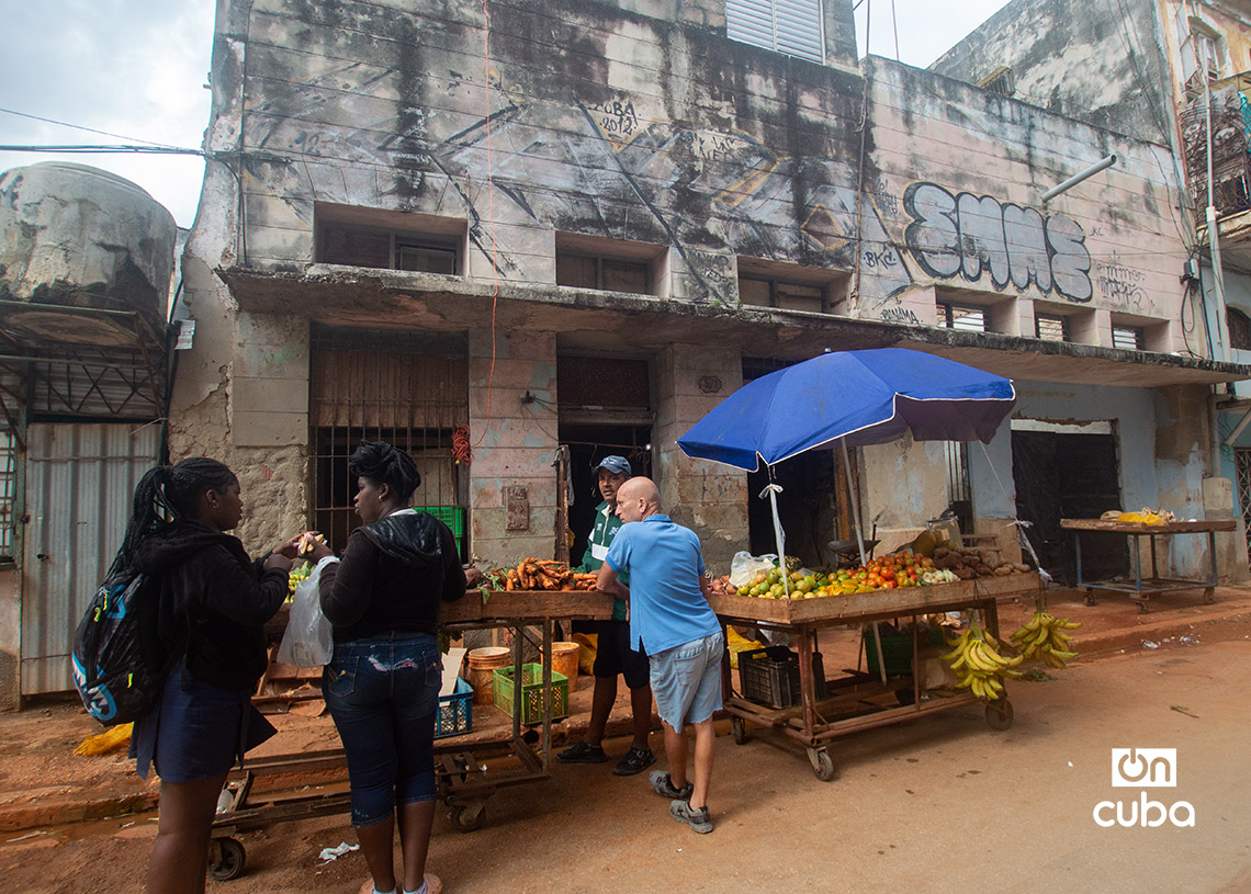 Puesto de venta de productos agrícolas en Consulado y Colón, en Centro Habana. Foto: Otmaro Rodríguez.