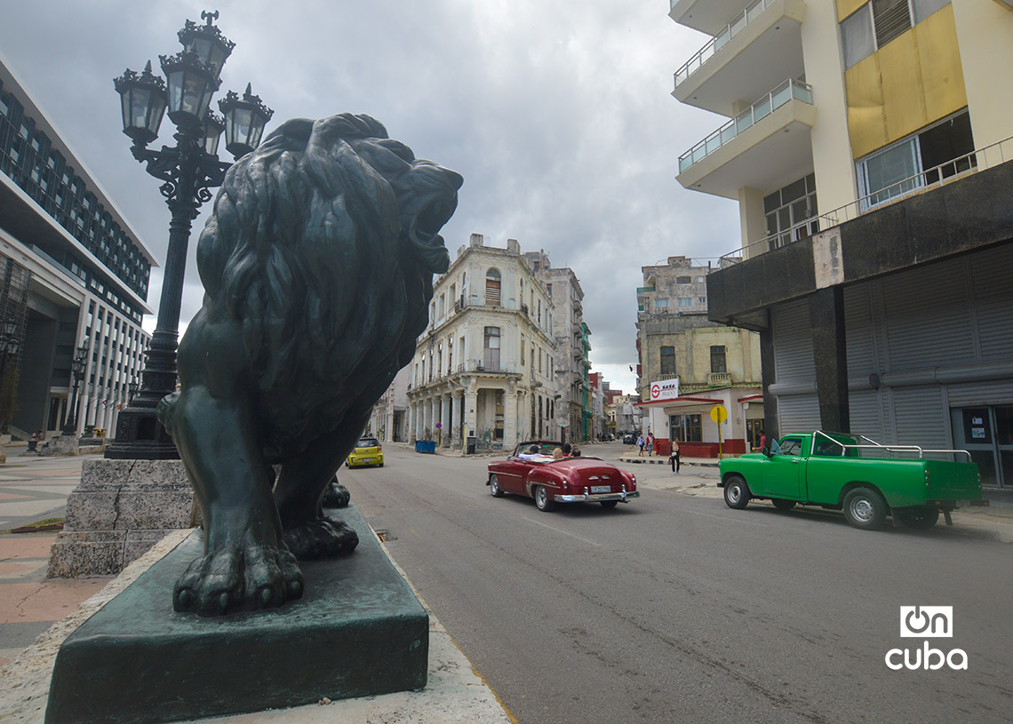 Vista del comienzo de la calle Consulado desde el Paseo del Prado, en La Habana. Foto: Otmaro Rodríguez.