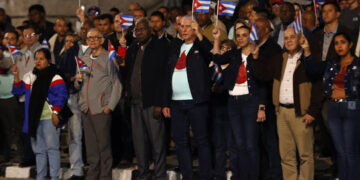 El presidente cubano Miguel Diaz-Canel (c), y otros dirigentes de la isla durante la Marcha de las Antorchas en conmemoración del natalicio de José Martí, en La Habana, el 27 de enero de 2026. Foto: Ernesto Mastrascusa / EFE.
