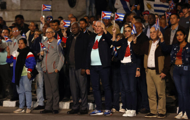 El presidente cubano Miguel Diaz-Canel (c), y otros dirigentes de la isla durante la Marcha de las Antorchas en conmemoración del natalicio de José Martí, en La Habana, el 27 de enero de 2026. Foto: Ernesto Mastrascusa / EFE.