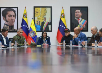 Captura de pantalla de la cuenta oficial en instagram de la presidenta encargada de Venezuela, Delcy Rodríguez (c), durante una reunión gubernamental en Caracas tras la captura de Nicolás Maduro por Estados Unidos. Foto: EFE/ @delcyrodriguezv