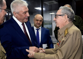 El general de Ejército, Raúl Castro, recibe en La Habana al ministro ruso del Interior, Vladímir Kolokóltsev. Foto: Estudios Revolución
