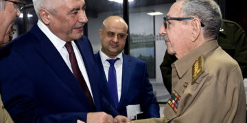 El general de Ejército, Raúl Castro, recibe en La Habana al ministro ruso del Interior, Vladímir Kolokóltsev. Foto: Estudios Revolución