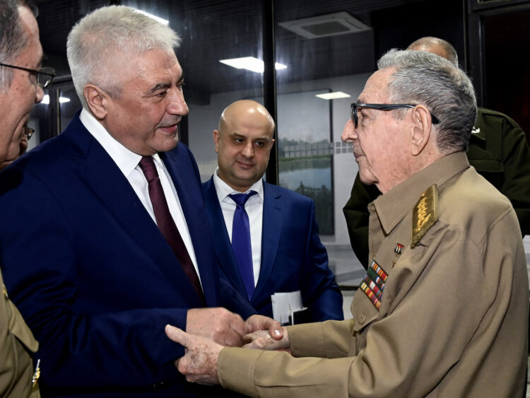 El general de Ejército, Raúl Castro, recibe en La Habana al ministro ruso del Interior, Vladímir Kolokóltsev. Foto: Estudios Revolución