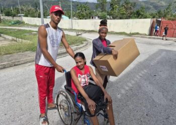 Damnificados en El Cobre, Santiago de Cuba, reciben un donativo enviado por EE.UU y entregado por la Iglesia Católica cubana. Foto: Cáritas Cuba.