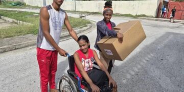 Damnificados en El Cobre, Santiago de Cuba, reciben un donativo enviado por EE.UU y entregado por la Iglesia Católica cubana. Foto: Cáritas Cuba.