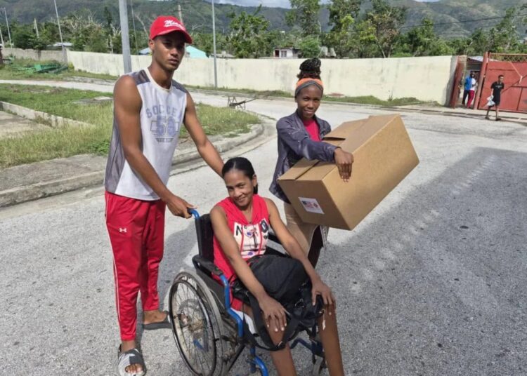 Damnificados en El Cobre, Santiago de Cuba, reciben un donativo enviado por EE.UU y entregado por la Iglesia Católica cubana. Foto: Cáritas Cuba.