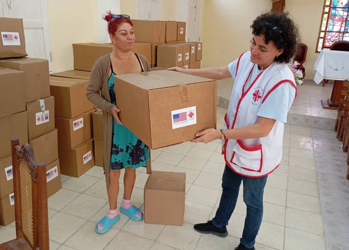 Entrega de módulos de donación de Estados Unidos en Holguín. Foto: Cáritas Cuba.