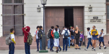 Estudiantes cubanos en la salida de una escuela en La Habana. Foto: Otmaro Rodríguez.