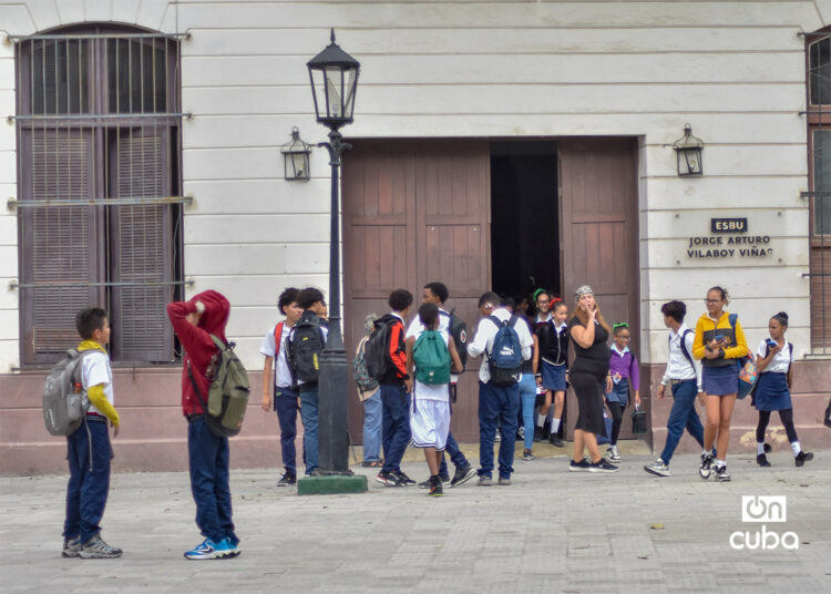 Estudiantes cubanos en la salida de una escuela en La Habana. Foto: Otmaro Rodríguez.