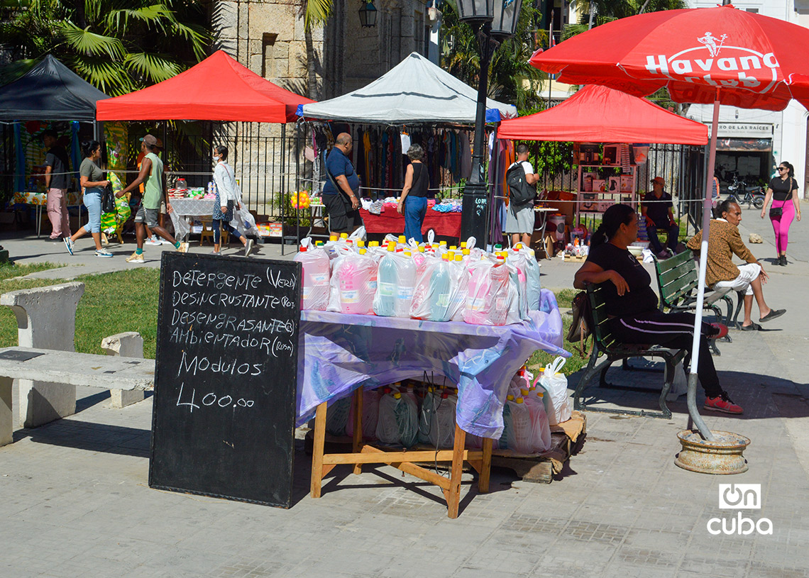 Sales booth at a fair in Havana. Photo: Otmaro Rodríguez.