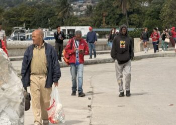 Personas en La Habana abrigadas por el efecto de un frente frío el martes 27 de enero. Foto: OnCuba.