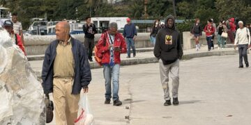 Personas en La Habana abrigadas por el efecto de un frente frío el martes 27 de enero. Foto: OnCuba.