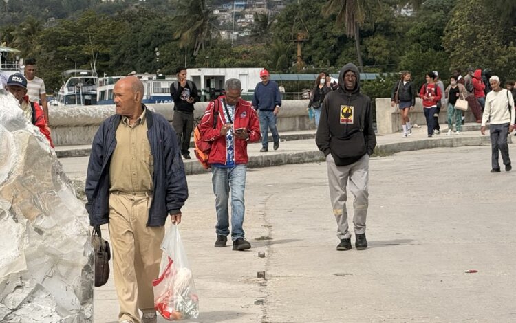 Personas en La Habana abrigadas por el efecto de un frente frío el martes 27 de enero. Foto: OnCuba.