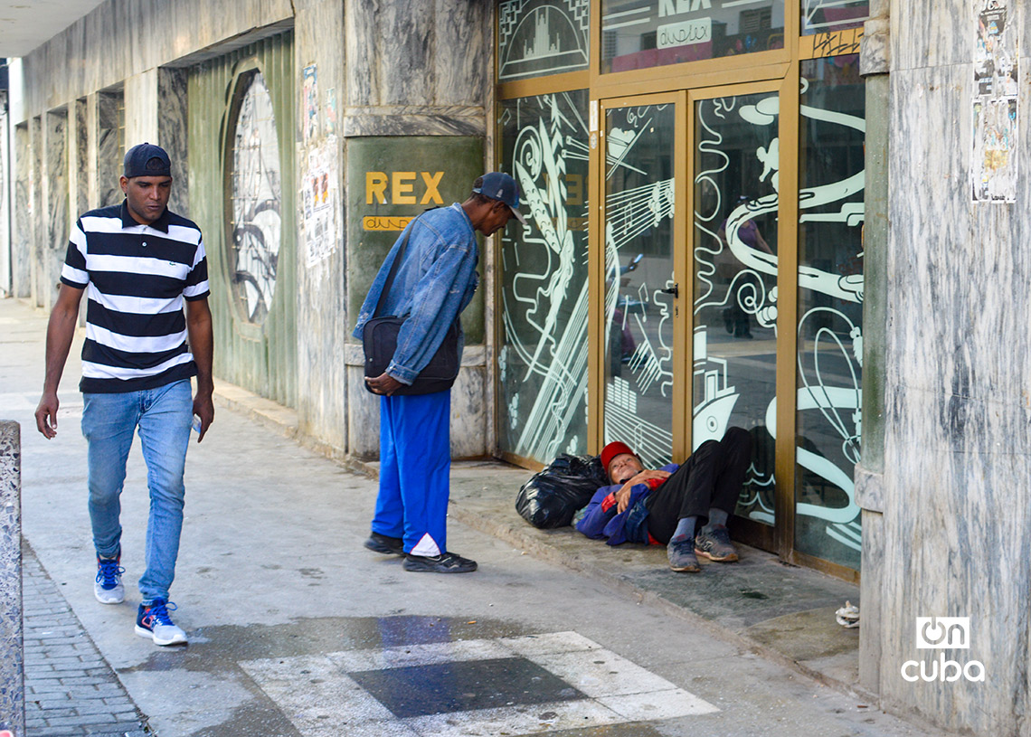 A man talks to another in a street situation. Photo: Otmaro Rodríguez.