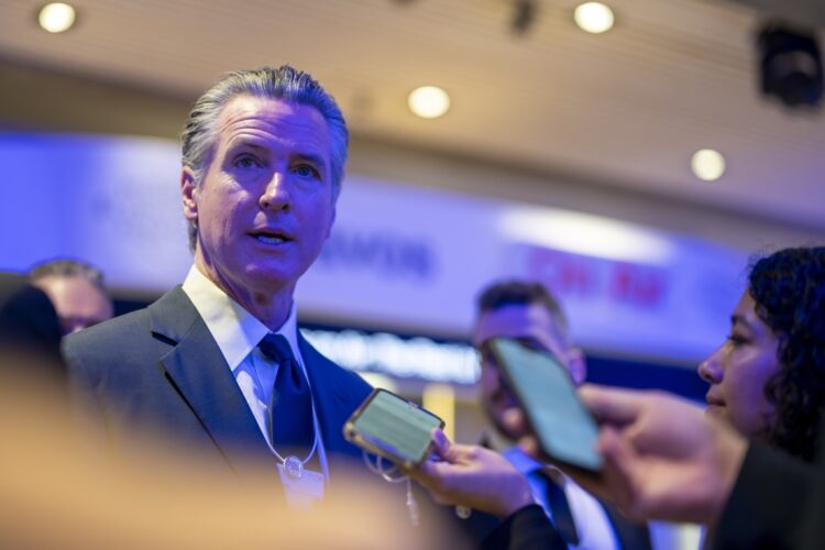 Gavin Newsom, Gobernador de California, en Davos. Foto: GIAN EHRENZELLER/EFE/EPA.