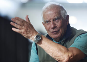 El ex Alto Representante de la Unión Europea para Asuntos Exteriores y Política de Seguridad Josep Borrell habla durante una entrevista con EFE, en Santiago de Chile. Foto: Elvis González/EFE