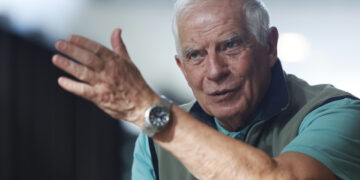 El ex Alto Representante de la Unión Europea para Asuntos Exteriores y Política de Seguridad Josep Borrell habla durante una entrevista con EFE, en Santiago de Chile. Foto: Elvis González/EFE