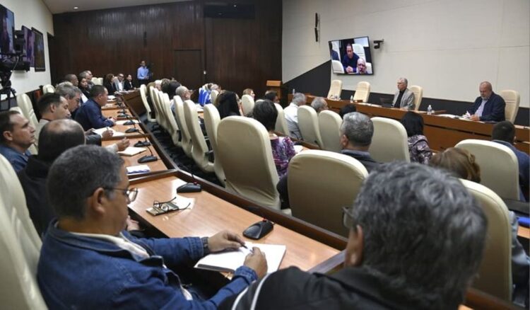 Máximas autoridades del país se reúnen con la comunidad médica y científica para evaluar tratamientos post chikungunya. Foto: Presidencia