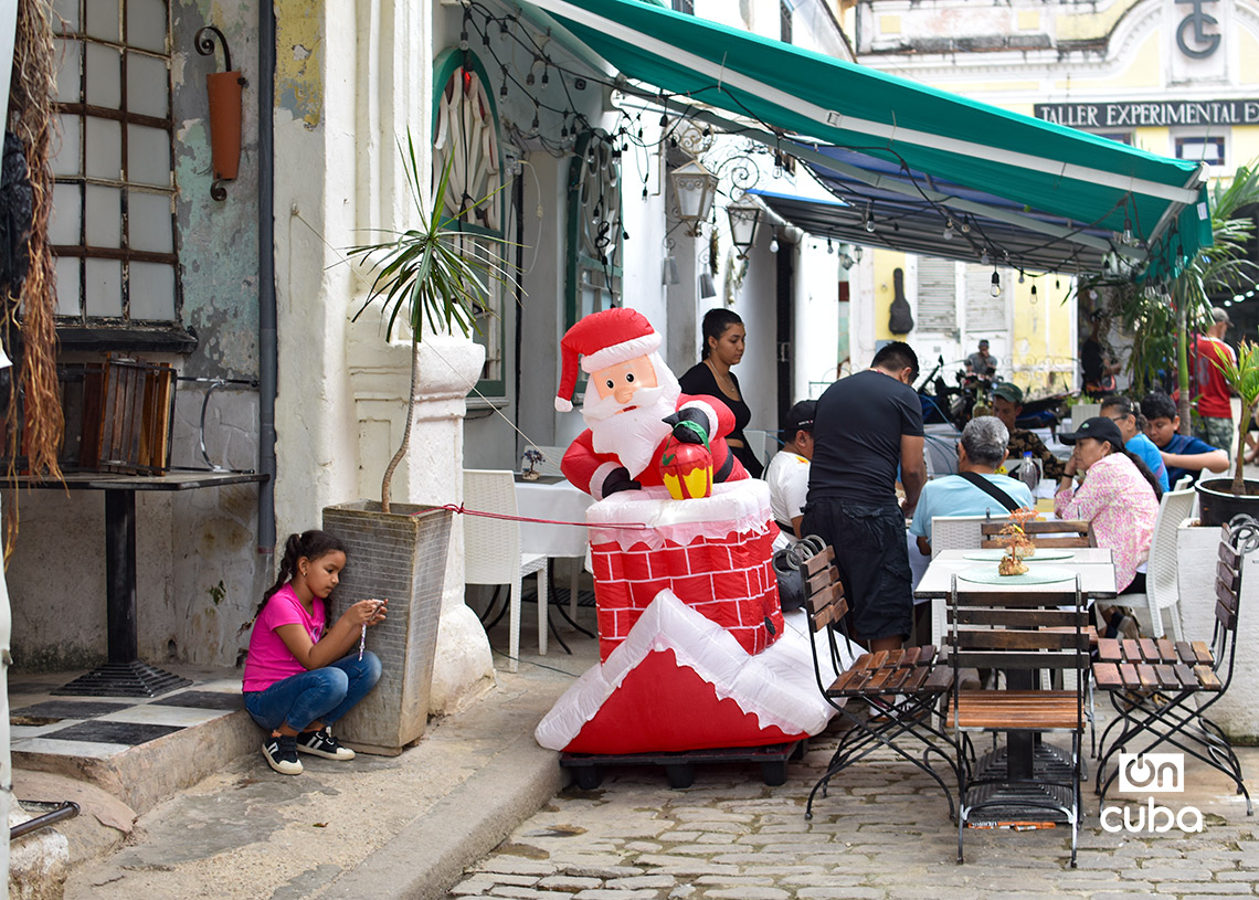 Christmas decorations in a private establishment in Havana. Photo: Otmaro Rodríguez.