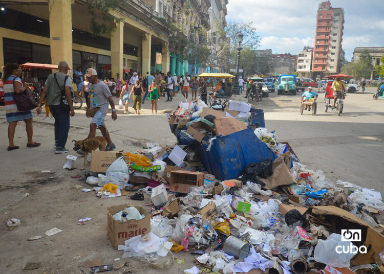 Acumulación de basura, en La Habana, Cuba. Foto: Otmaro Rodríguez.