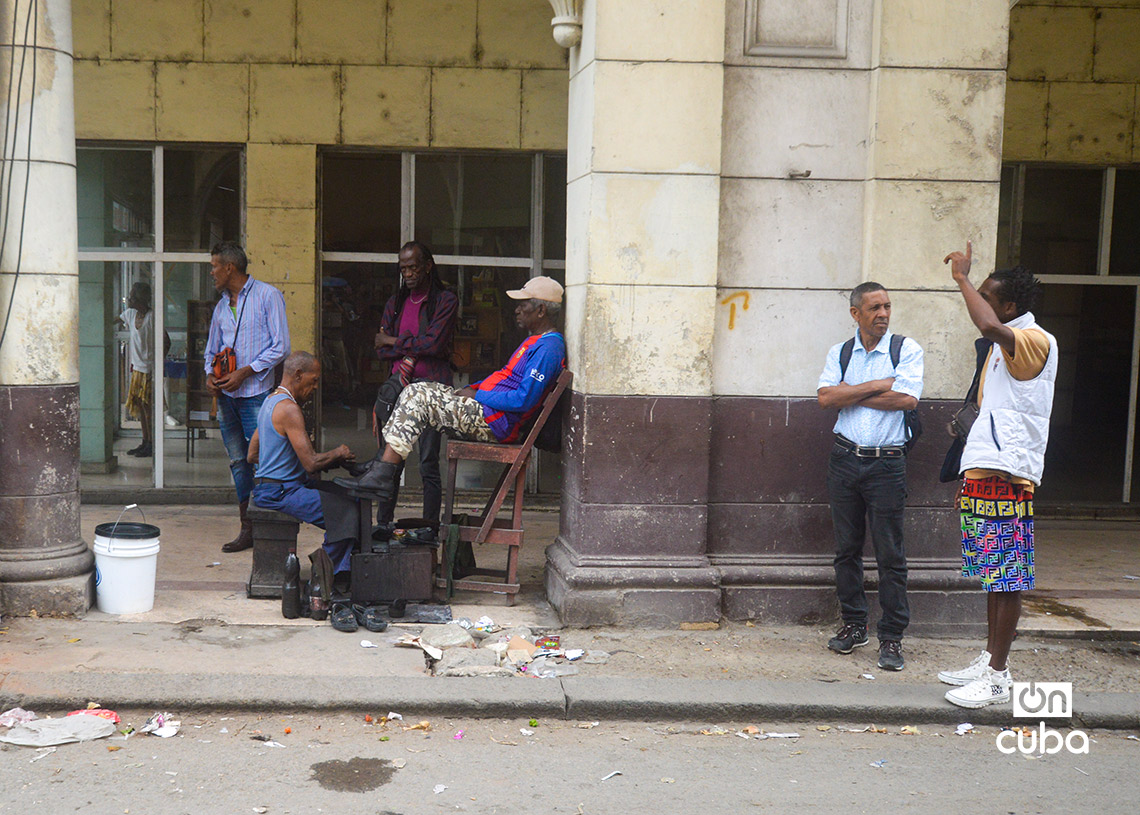 A shoeshine stall, in Havana. Photo: Otmaro Rodríguez.