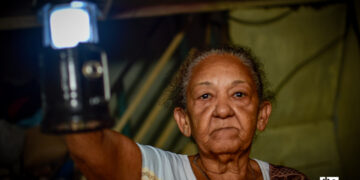 Una anciana se alumbra con un farol durante un apagón en La Habana. Foto: Otmaro Rodríguez.
