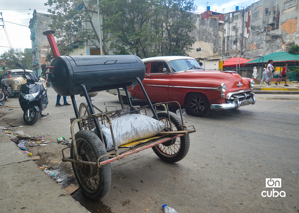 A mobile coal oven on a street in Havana. Photo: Otmaro Rodríguez.