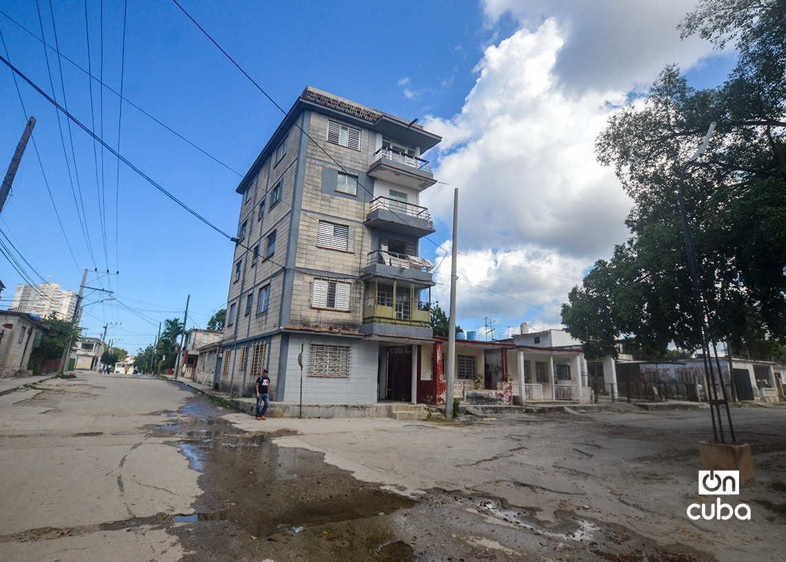 Water leak in the urban environment of Manila Park, in Cerro, Havana. Photo: Otmaro Rodríguez.