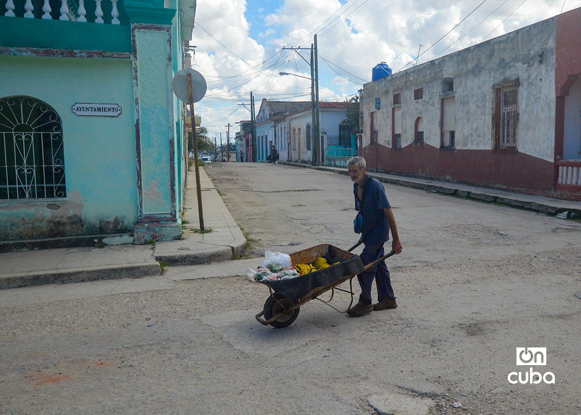 A street vendor of agricultural products (carretillero) in the urban environment of Manila Park, in El Cerro, Havana. Photo: Otmaro Rodríguez.